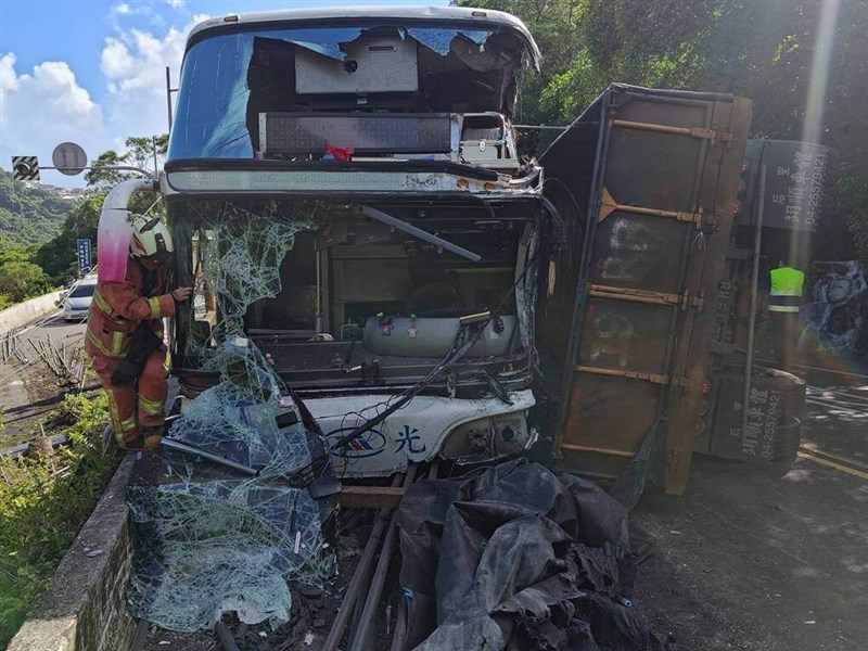 Focus_Taiwan's tweet card. One person was killed and 14 others were injured Wednesday when a semi-trailer truck carrying steel bars collided head-on with a bus in New Taipei City's Wanli District, local authorities said.