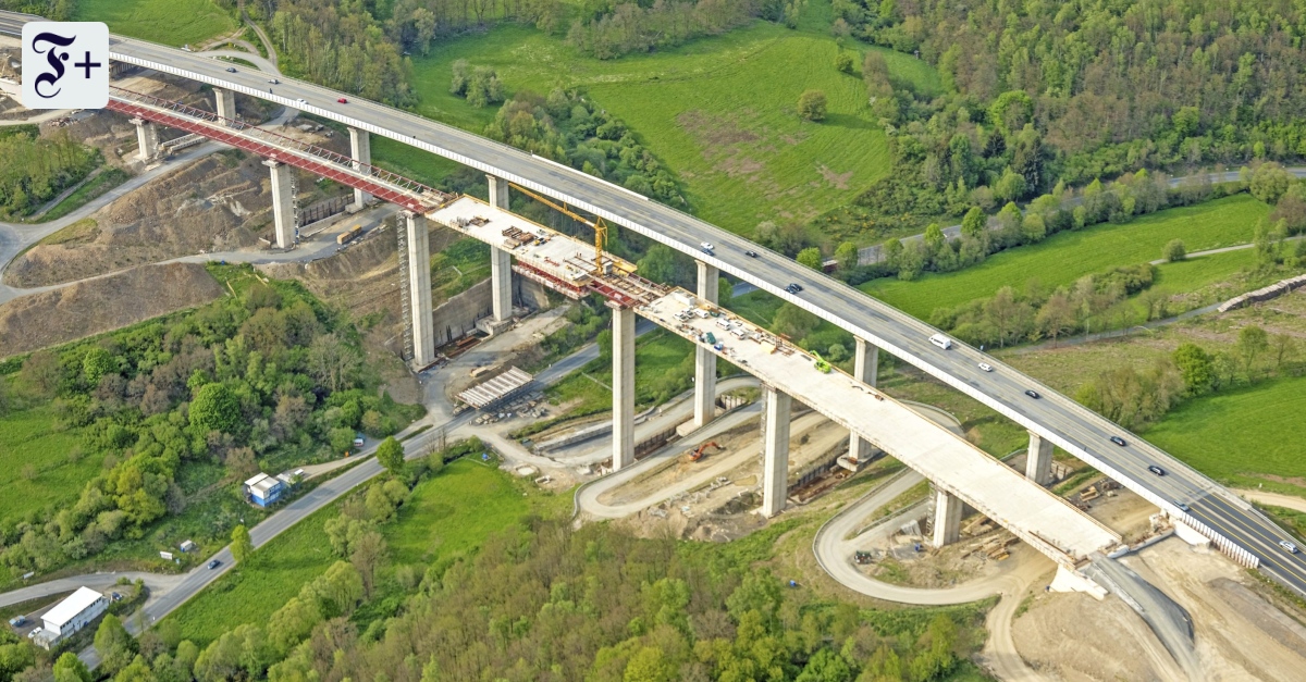 OlliLuksic's tweet card. Verschieben ist im Brückenbau Routine, meist bewegt sich aber nur der Überbau mit der Fahrbahn. In Rinsdorf verschob die Strabag eine 70 Meter hohe Autobahnbrücke samt Pfeilern und Fundament. Eine...
