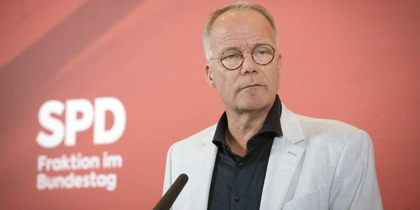 JuedischeOnline's tweet card. Die SPD will, dass sich Deutschland einer Forderung von mehr als zwei Dutzend Staaten nach einem sofortigen Ende des Kriegs im Gazastreifen anschließt. Die CDU nicht