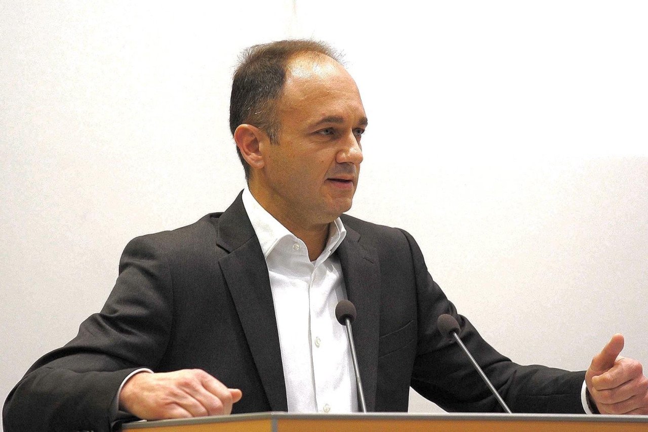 ZoranVuletic's tweet card. Iako mnoge stranke koje pripadaju demokratskoj oporbi imaju u svojim programima priključenje Srbije Europskoj uniji, čini se da mnoge toj stavci pristupaju pragmatično i ne ističu je često u prvi...