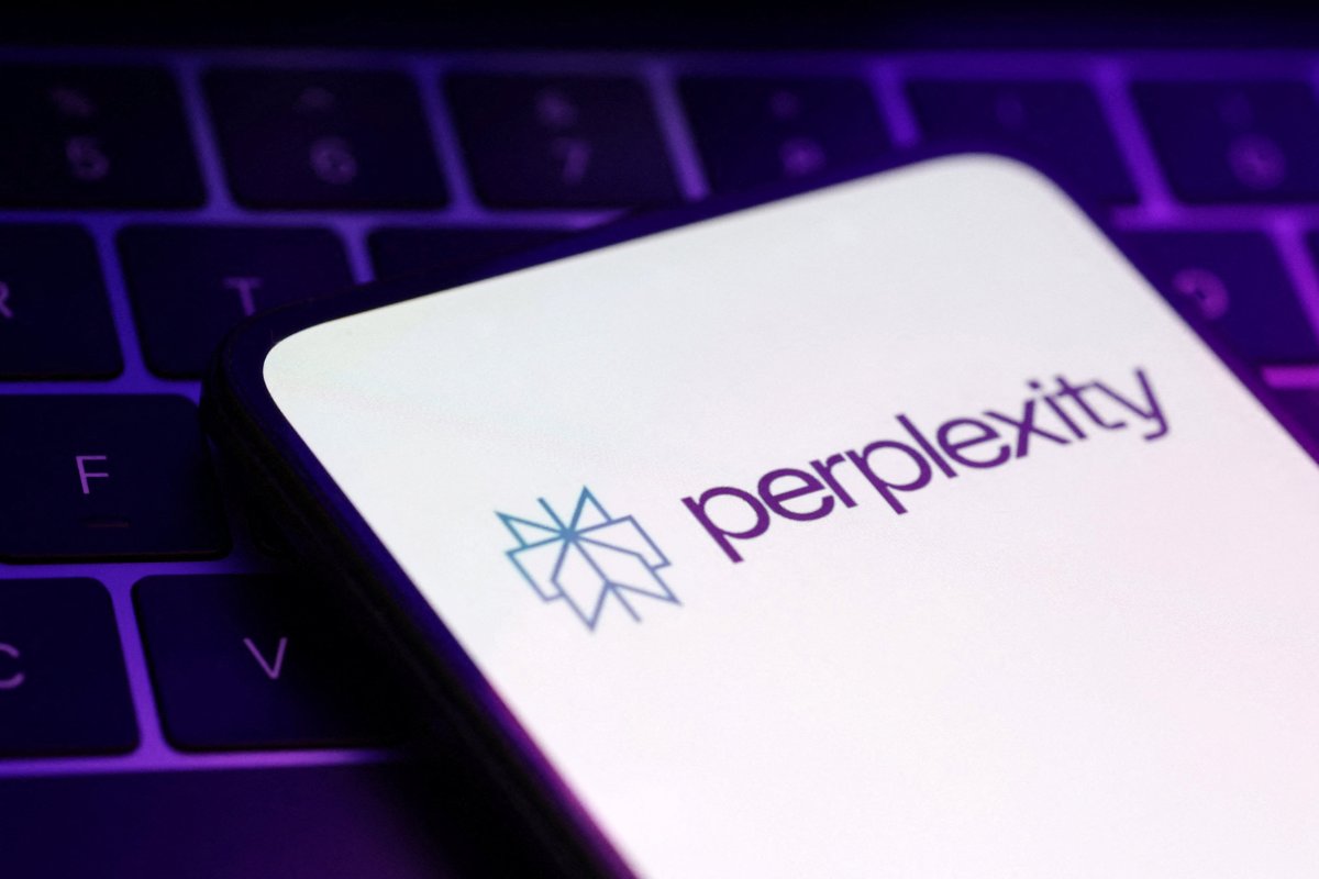 BiznessReporter's tweet card. Nvidia-backed Perplexity AI, the startup challenging Google with its AI-powered search engine, is in discussions with mobile device makers to pre-install its new Comet browser on smartphones, CEO...