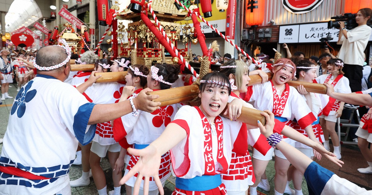 mainichi's tweet card. 　大阪の夏の風物詩「天神祭」（24、25日）を前に、「ギャルみこし」が23日、天神橋筋商店街（大阪市北区）であった。赤い法被姿の女性たちがみこし2基を担ぎ上げ「わっしょい、わっしょい」と威勢の良い声を響かせて通りを練り歩いた。