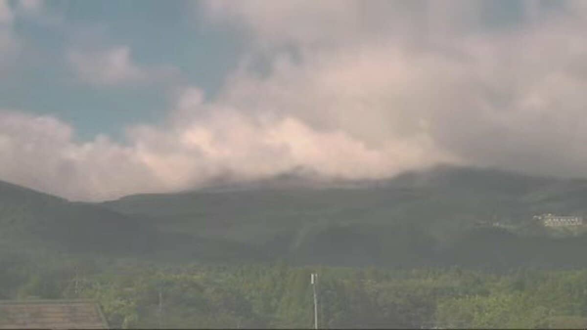MBC_newsnow's tweet card. 霧島連山の新燃岳で23日午後4時15分に噴火が発生し、噴煙が火口から100mの高さまで上がりました。噴煙は西に流れています。新燃岳では断続的に噴火が続いています。噴火警戒レベルは３の入山規制が継続中で、気象… (1ページ)