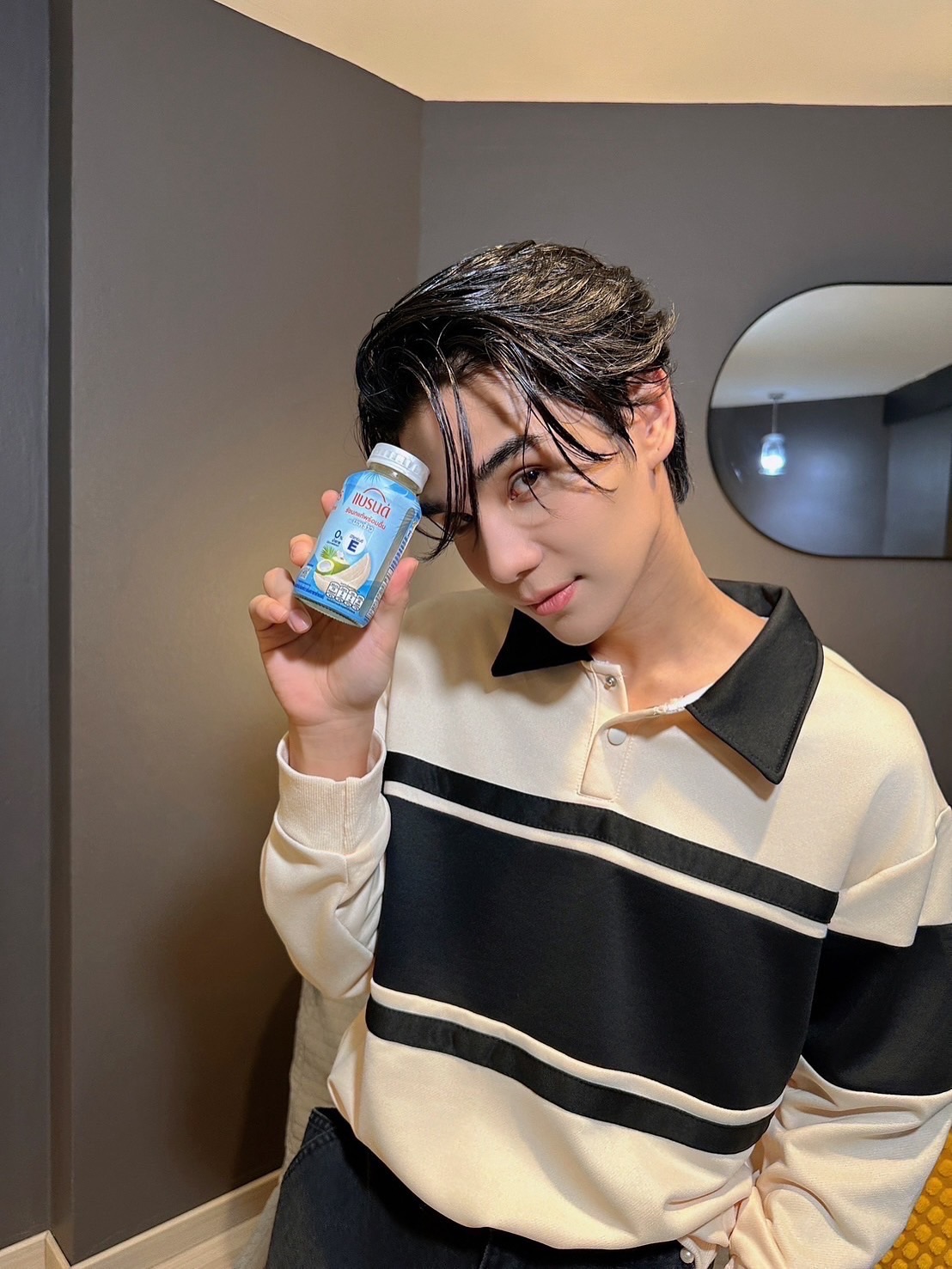 ThaiNow_jp's tweet card. タイの人気アーティスト、Jeff Satur（ジェフ・サター）が自身のInstagramに新たな写真を投稿し、話題を集めています。 今回の投稿では、ジェフが栄養ドリンクブランド「แบรนด์ (Brand’s)」の新商品とともに登場し、その