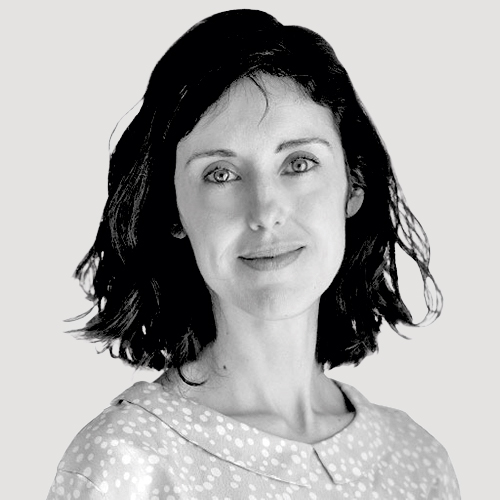 irenevalmore's tweet card. Entre nostalgia y utopía, el pasado y el futuro fascinan; mientras tanto, el presente se nos escapa silenciosamente.