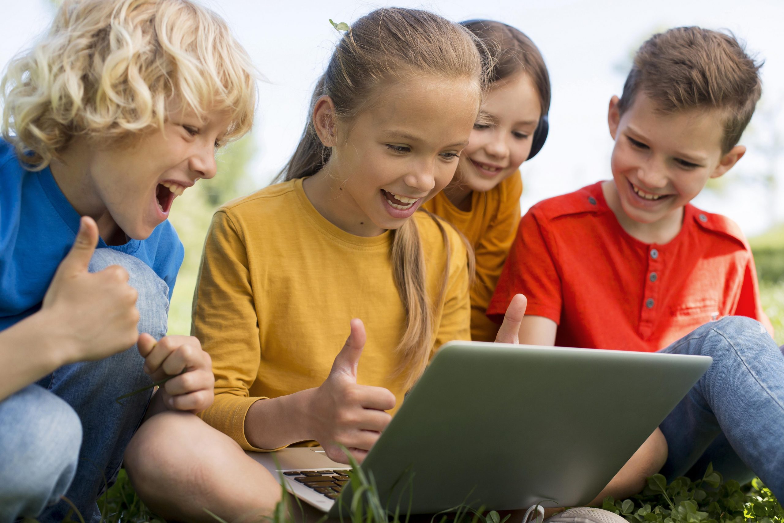 SaferInt4Kids's tweet card. Η Ευρωπαϊκή Επιτροπή ανακοίνωσε νέες κατευθυντήριες οδηγίες για την προστασία των ανηλίκων στο πλαίσιο της Πράξης για τις Ψηφιακές Υπηρεσίες (DSA), με στόχο να διασφαλιστεί ένα πιο ασφαλές και υγιές…