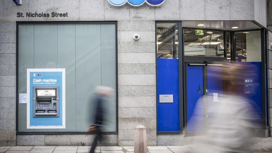 informacion_es's tweet card. El banco asegura que la operación no incluye condiciones especiales en caso de éxito de la opa y que las restricciones de competencia no afectarían al grupo BBVA
