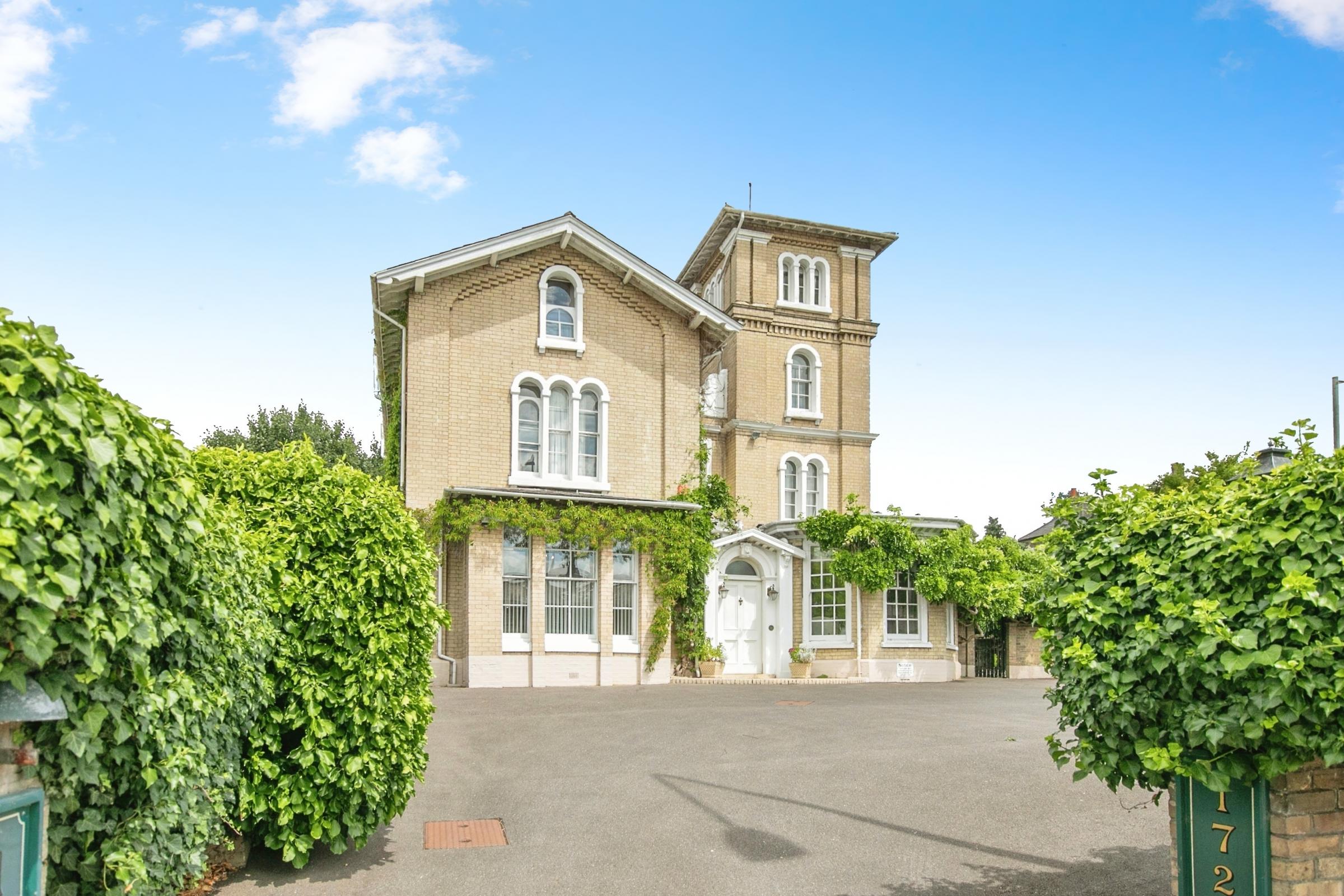 EADT24's tweet card. A distinctive Georgian home with 10 bedrooms is for sale in Ipswich at an asking price of £975,000.