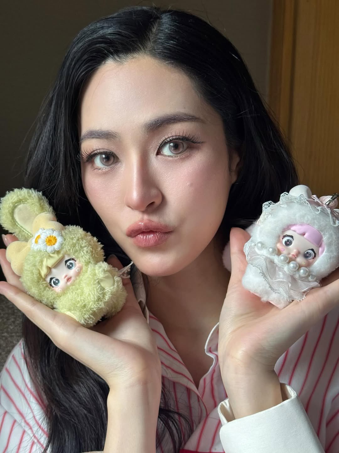 ThaiNow_jp's tweet card. タイの人気女優・モデルとして活躍するリンリン・シリラック・クォン（Lingling Sirilak Kwong）が、自身のInstagramにて、ぬいぐるみキーホルダー「Nommi（ノミー）」との愛らしい写真を複数枚投稿し、ファンの注目を集