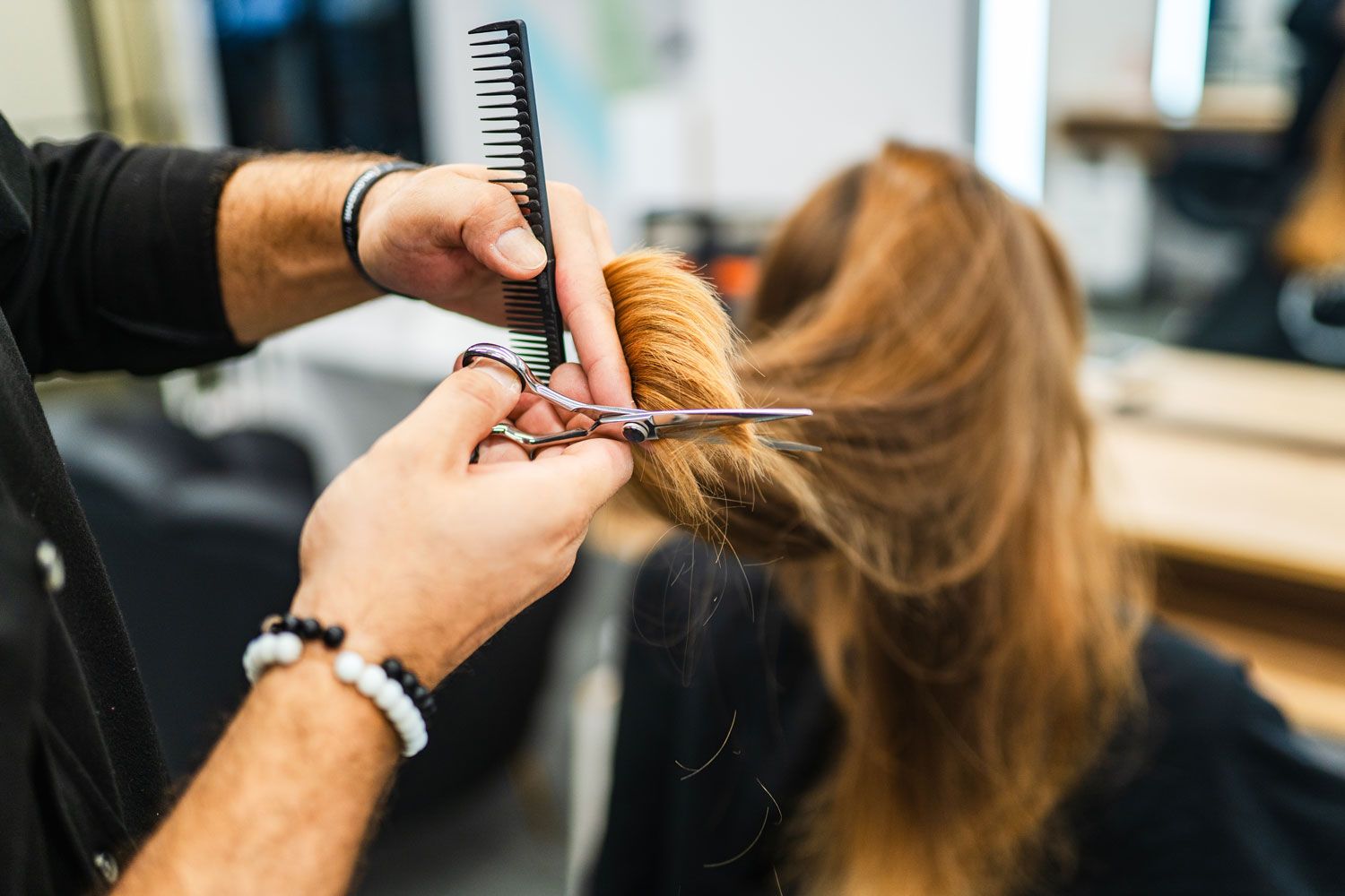 people's tweet card. A woman on Reddit says she recently walked out of a hair salon after an argument with the hairstylist. The hairstylist told the woman to just let her do her job.