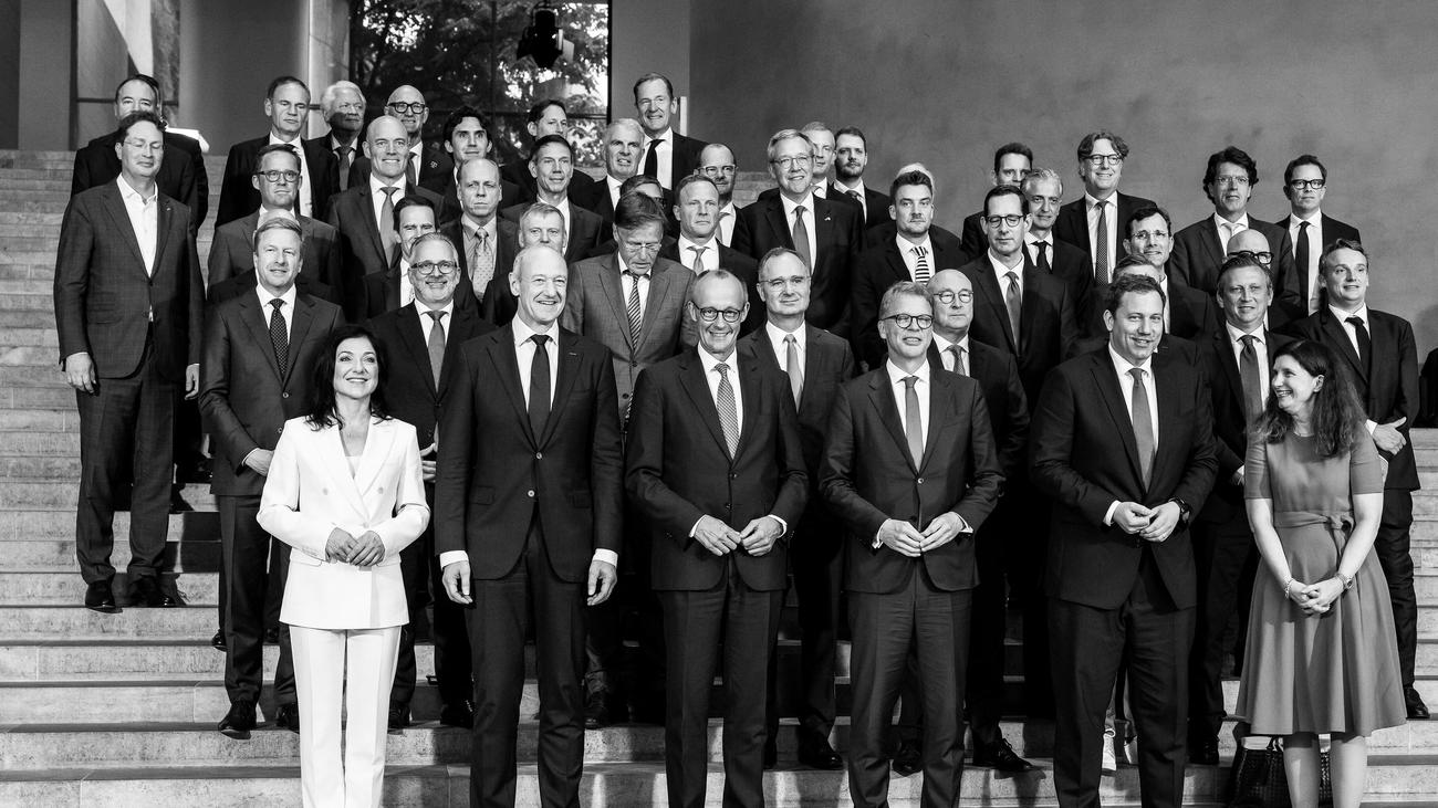Lisa_Viaalpina's tweet card. Das Abschlussbild von Friedrich Merz' Investitionsgipfel hat einen Shitstorm ausgelöst. Das passt zur mittelmäßigen Wirtschaftspolitik seiner Regierung.