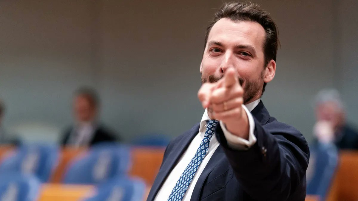 GrootKo's tweet card. FVD haalt vernietigend uit naar de VVD: loze beloften voor de verkiezingen, rampzalig beleid erna. “Trapt iemand hier nog in?”