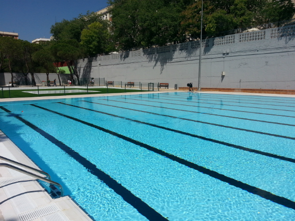 JMDCiudadLineal's tweet card. Con la llegada del calor, nada mejor que un buen chapuzón. Si vives en Ciudad Lineal, tienes la piscina del Centro Deportivo Concepción.