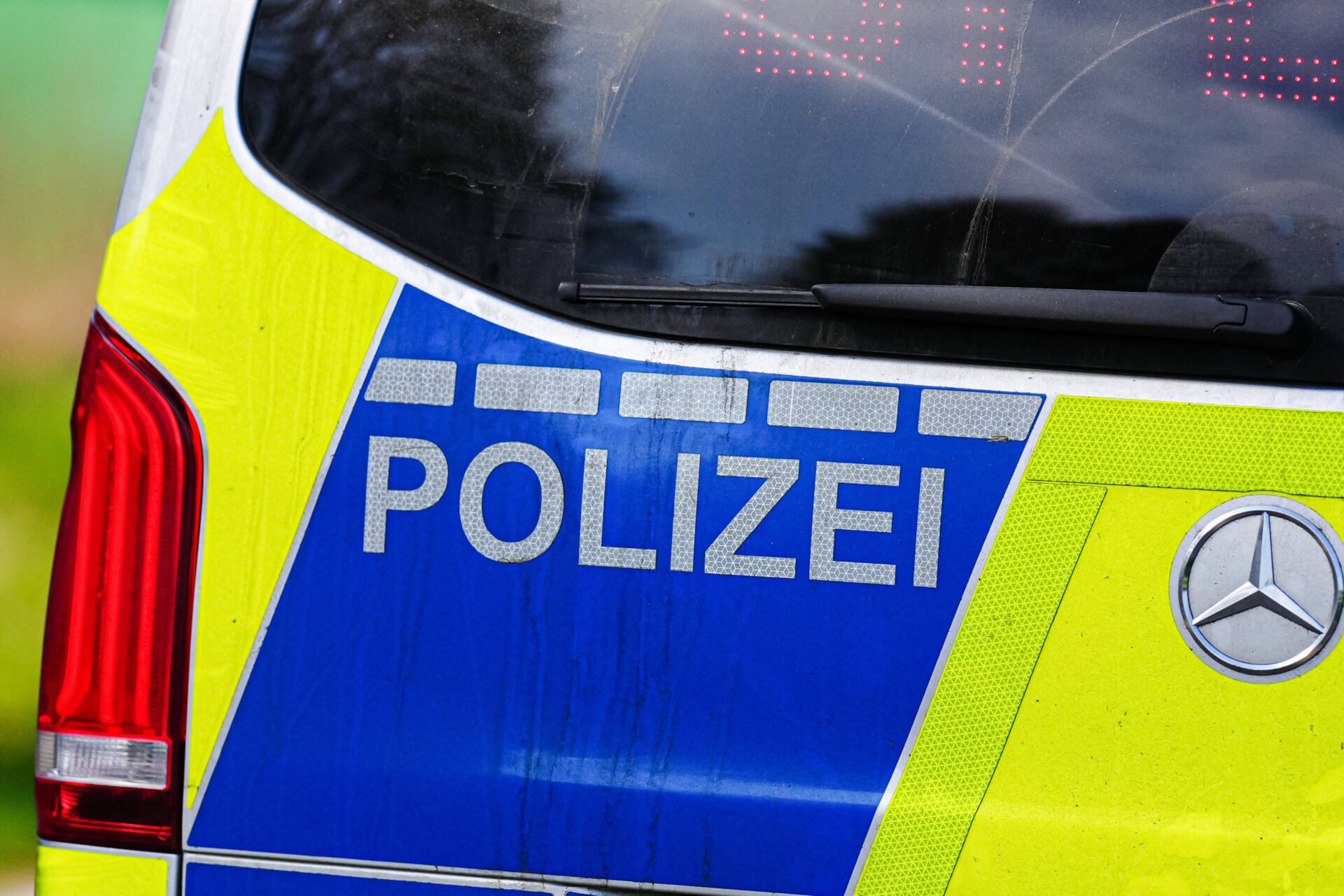 apollo_news_de's tweet card. In Mellrichstadt tötete ein Mitarbeiter des Überlandwerks seine Kollegin durch sieben Messerstiche. Der Tatverdächtige war Anfang des Jahres in einer psychiatrischen Einrichtung in Thüringen gewesen.