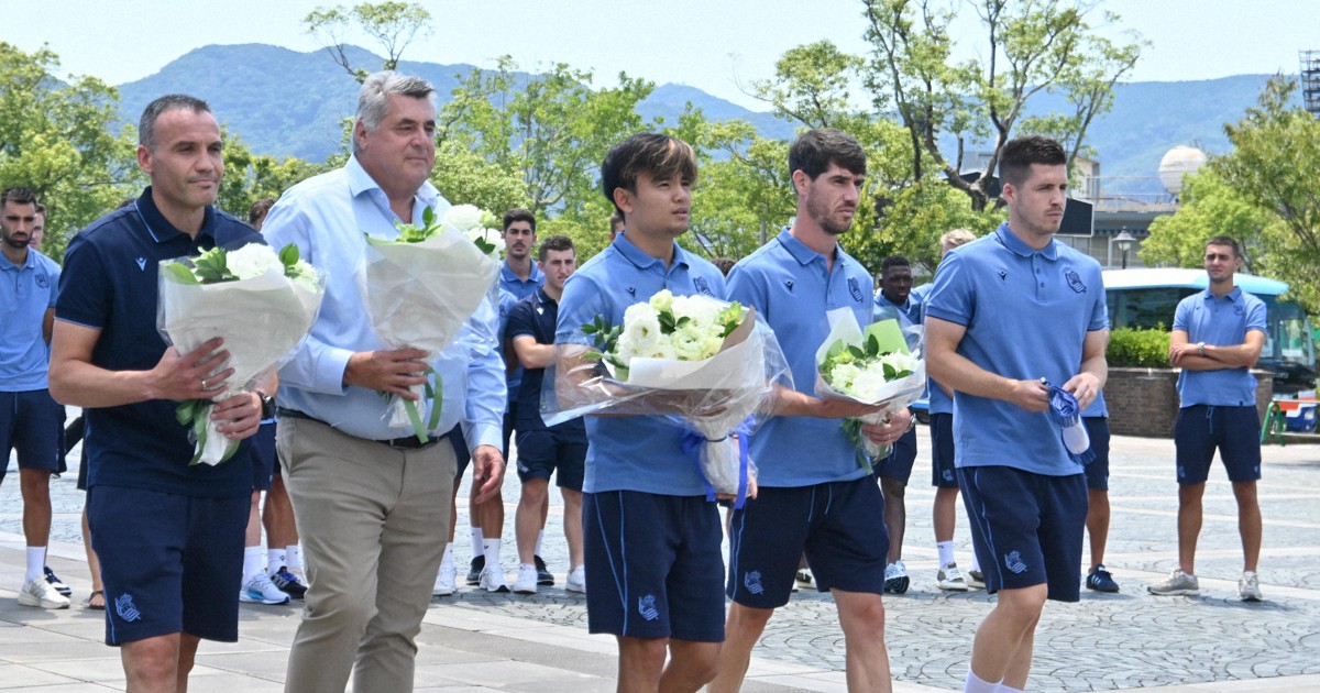 mainichi's tweet card. 　サッカーJ2のV・ファーレン長崎との親善試合のため長崎市を訪れたスペイン1部レアル・ソシエダードのMF久保建英選手らが23日、原爆資料館を見学し、平和祈念像前で献花した。