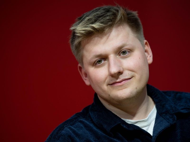 NilsPuck's tweet card. Comedian El Hotzo stand heute vor dem Berliner Amtsgericht. Die Richterin sah seinen X-Post über Donald Trump eindeutig als Satire an.