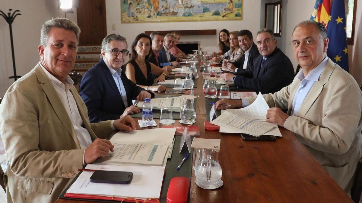 informacion_es's tweet card. El Ejecutivo autonómico contrapone la 'buena voluntad' de los bancos frente al 'plan de asfixia' del Gobierno central