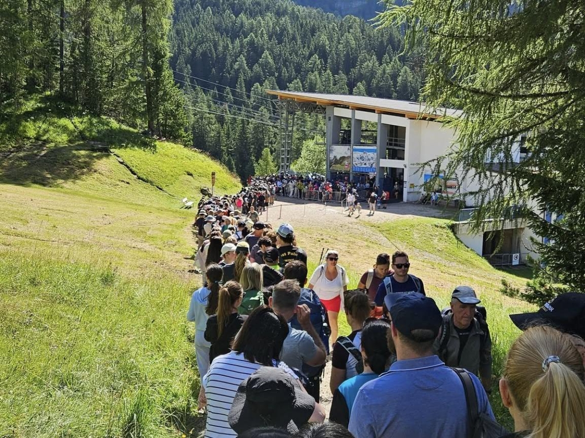 Corriere's tweet card. Da tempo Carlo Zanella ha smesso di godersi le vette altoatesine: «Oggi la montagna è piena di sprovveduti e di tamarri, io vado solo in Veneto e, quando si riempirà, andrò in Friuli»