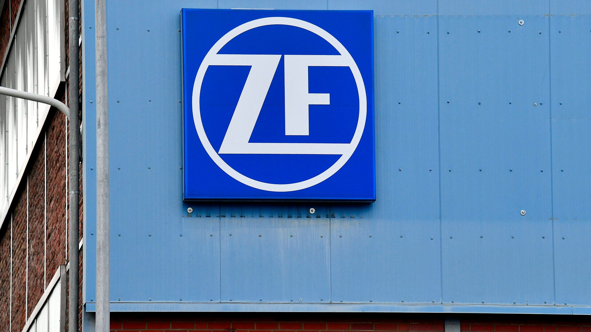 apollo_news_de's tweet card. Ein internes Video enthüllt, dass ZF Friedrichshafen große Teile der Getriebeproduktion von Saarbrücken nach Ungarn verlagern will – Stellenabbau droht. Betriebsräte und IG Metall kündigen Widerstand...