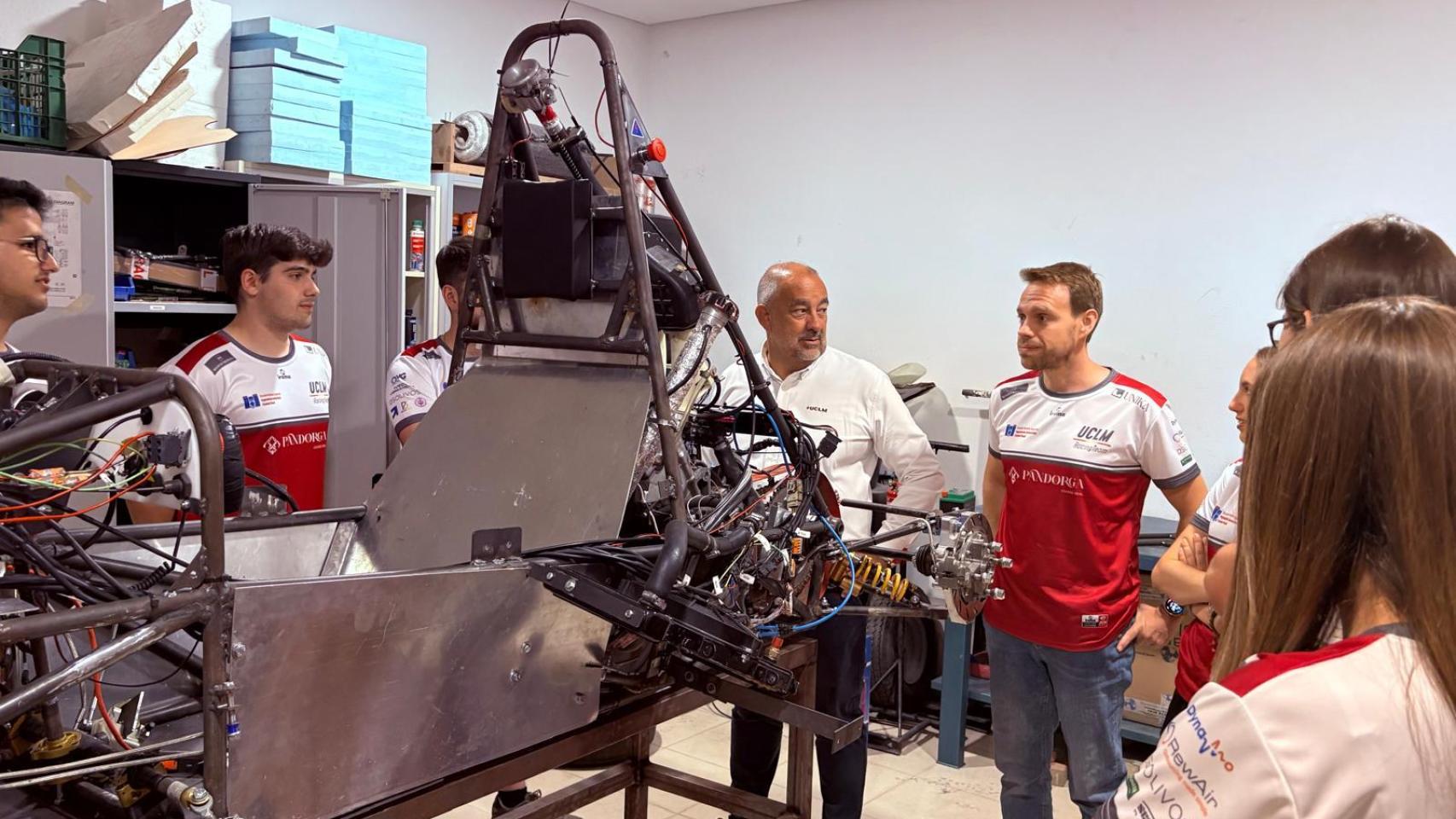 GardeJulian's tweet card. La Universidad de Castilla-La Mancha (UCLM) regresará tras más de diez años a competir en la Formula Student Spain, una competición internacional de ingeniería de automoción en la que equipos...