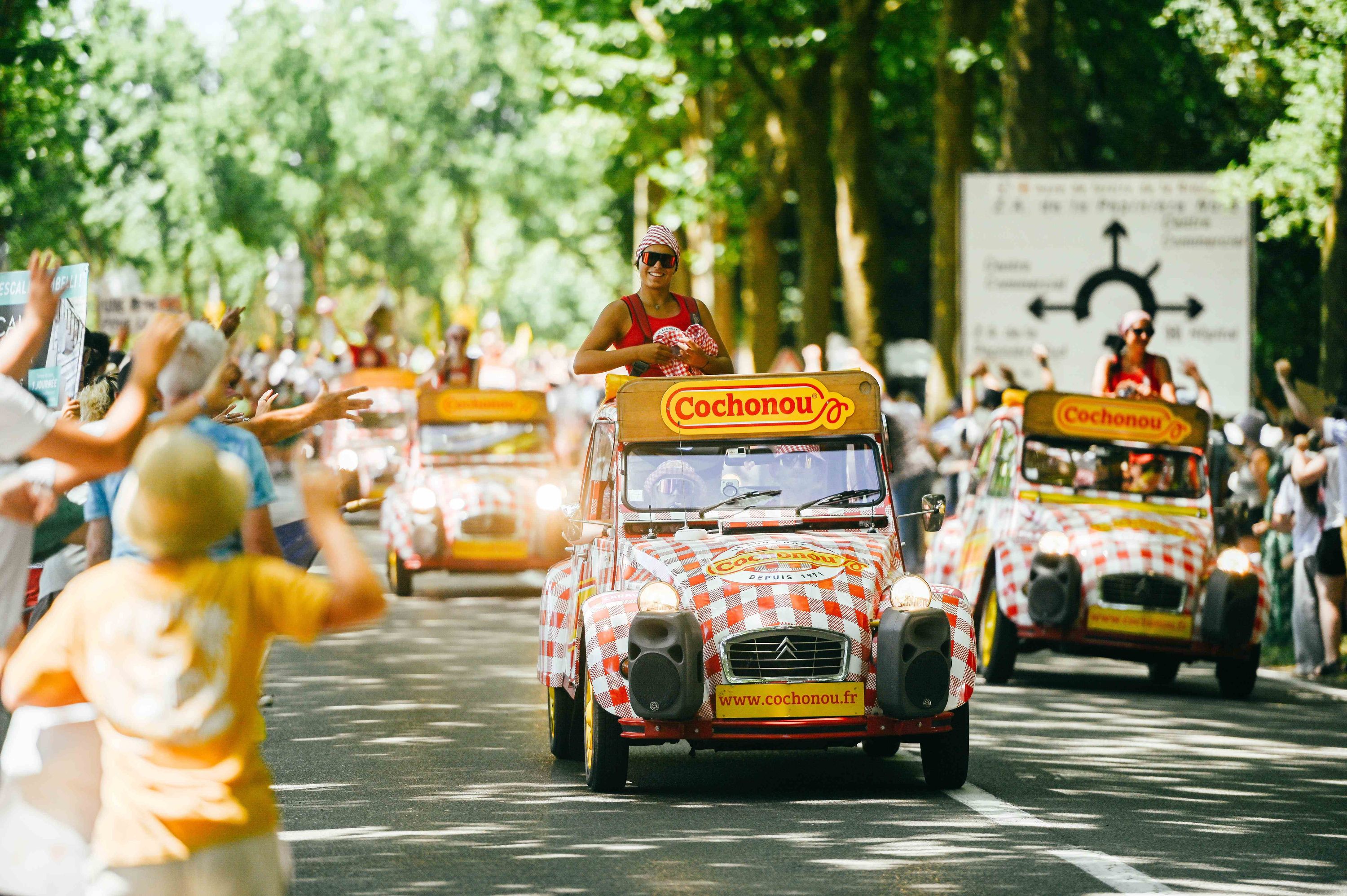 LeJDNews's tweet card. REPORTAGE. Dans la caravane du Tour de France, qui précède joyeusement la course pendant trois semaines, c’est à Cochonou que le public accorde sa faveur.