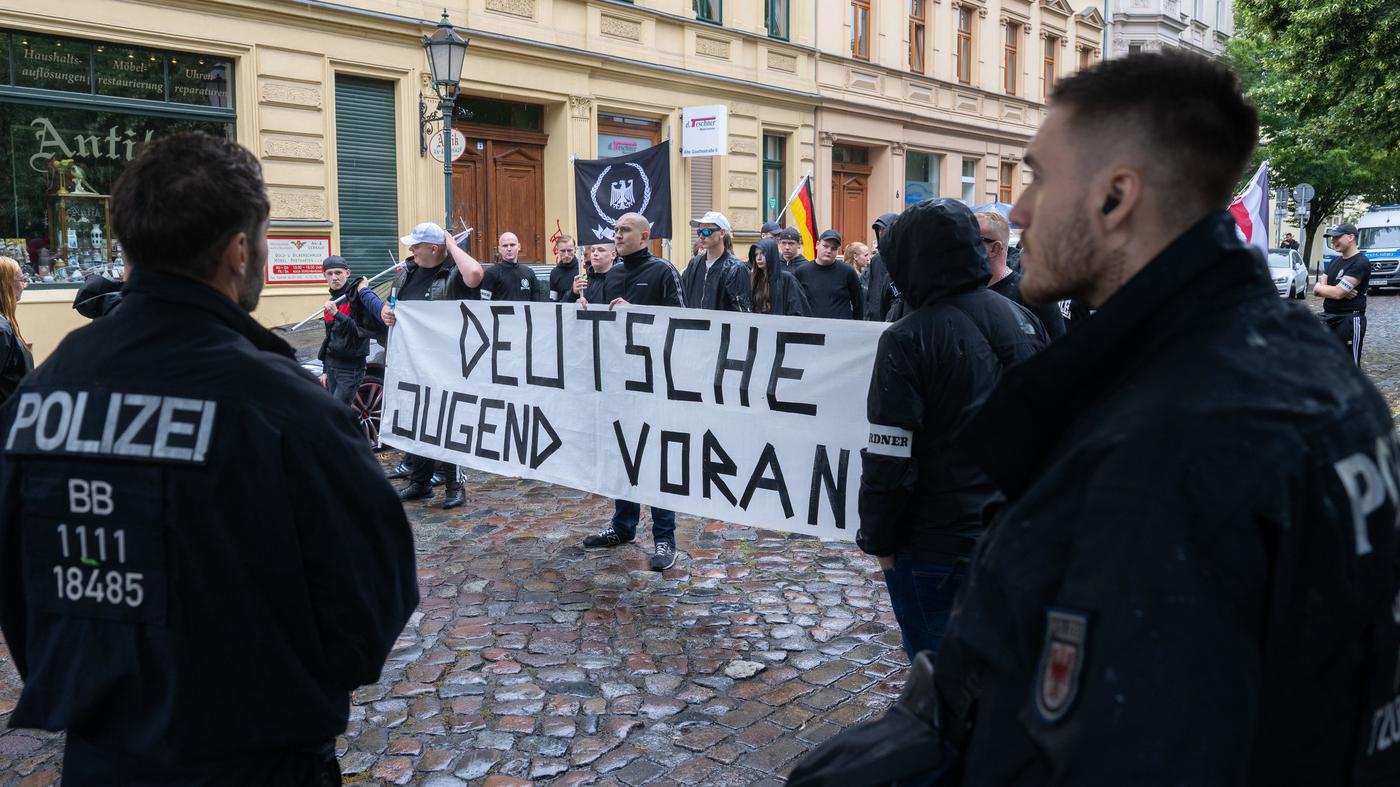 Redskinsberlin's tweet card. Es geht um Gewalt, Hass und verfassungswidrige Kennzeichen: Die Polizei durchsucht unter anderem vier Wohnungen im Berliner Osten.
