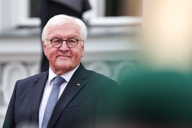 RolandTichy's tweet card. Das Schloss Bellevue muss renoviert werden. Bundespräsident Frank-Walter Steinmeier will während der Arbeiten ein Provisorium beziehen, für dessen Bau der Steuerzahler rund 205 Millionen zahlen soll....