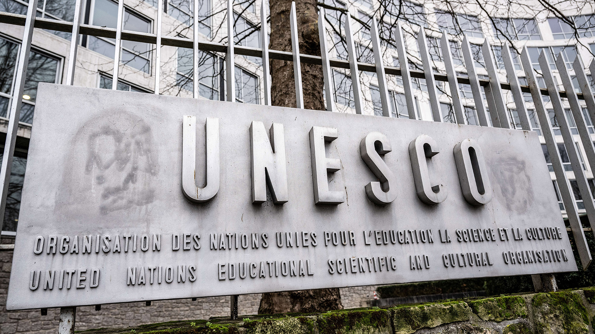 france_soir's tweet card. Les États-Unis ont annoncé mardi se retirer une nouvelle fois de l'Unesco, estimant que l'Organisation des Nations Unies pour l'éducation, la science et la culture faisait preuve de parti pris contre...
