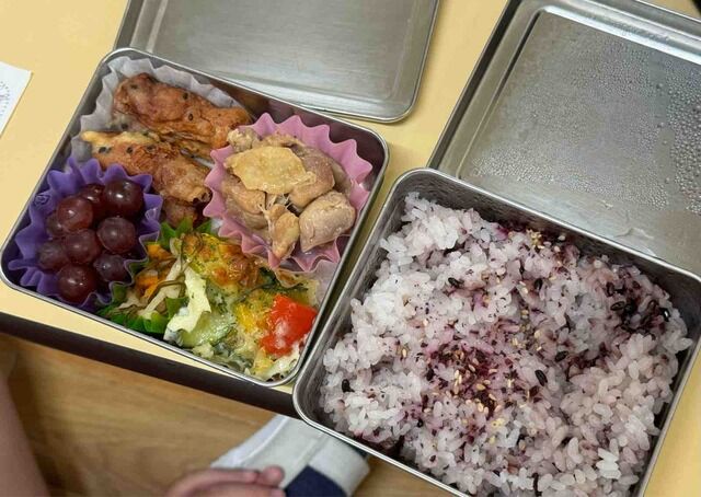 kawanayuji's tweet card. 　武蔵野市立小学校にある全12の学童クラブで夏休みの弁当配食が始まった。