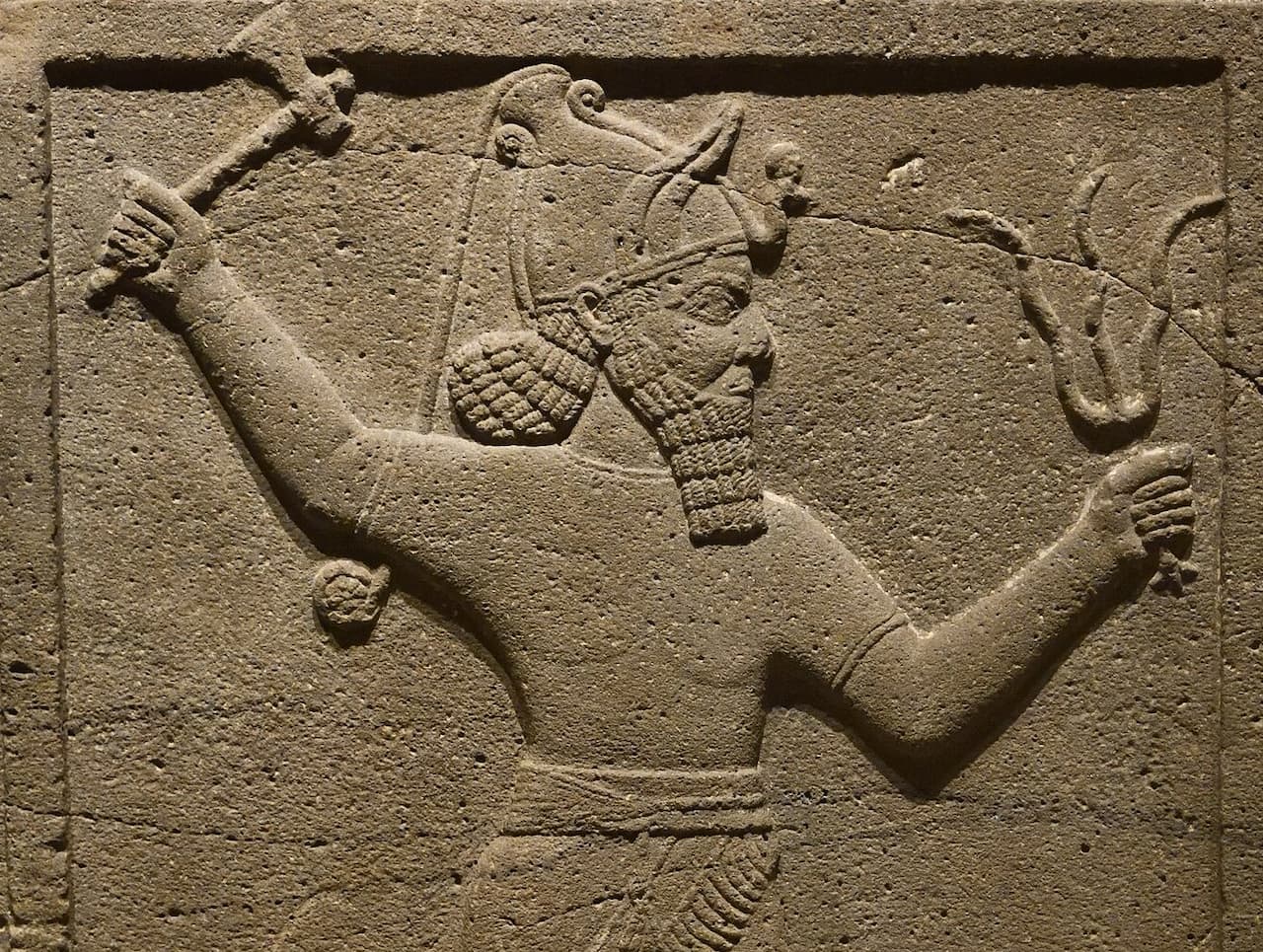 itineratur's tweet card. Un equipo de investigadores ha descifrado una antigua tablilla de arcilla que revela un mito desconocido hasta ahora de la mitología sumeria, protagonizado por un dios de las tormentas capturado en...