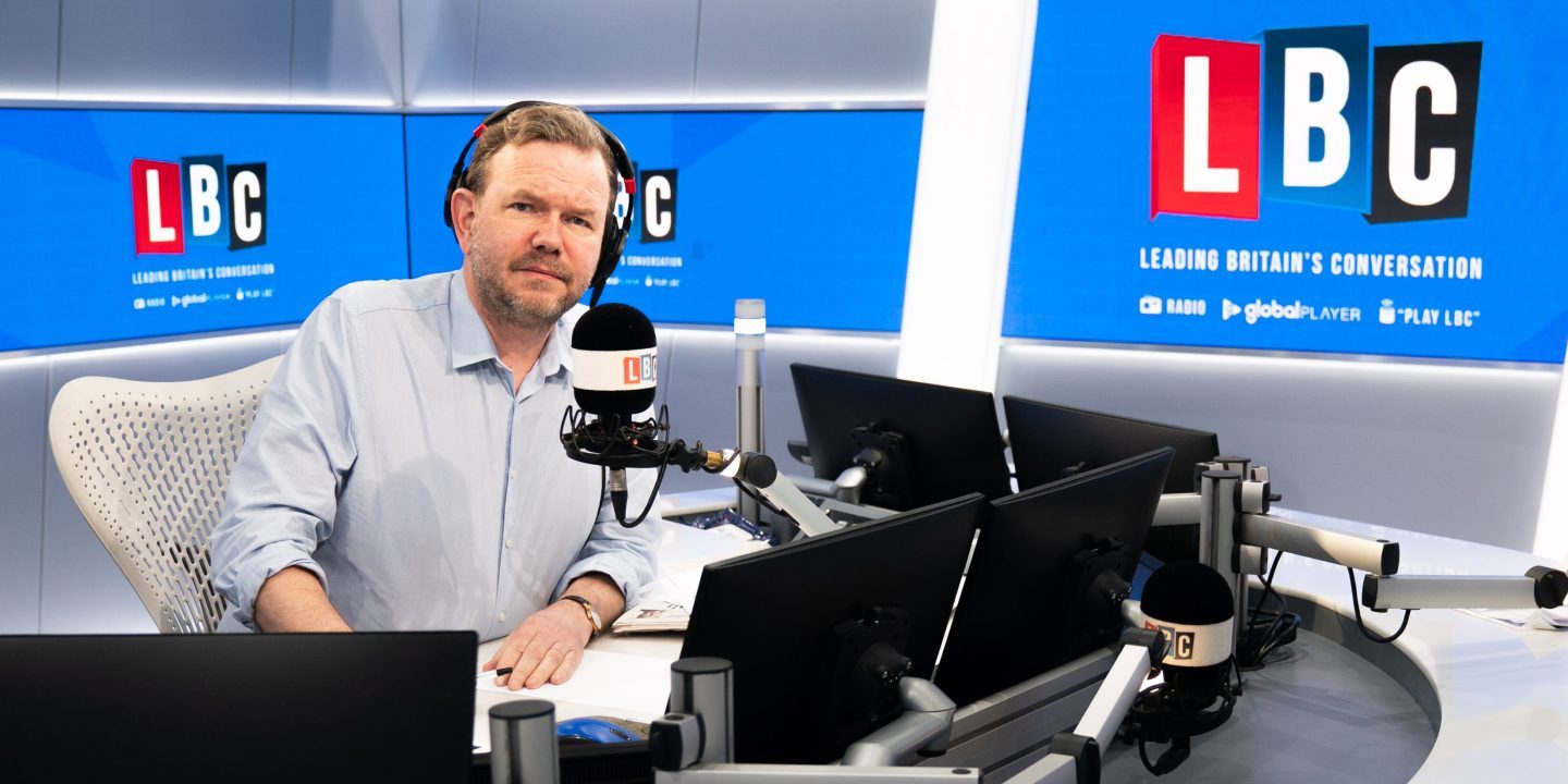 JuedischeOnline's tweet card. Ein britischer Talkshow-Host sieht sich Rücktrittsforderungen ausgesetzt, nachdem er die Behauptung verbreitet hatte, an jüdischen Schulen werde gezielt Hass auf Araber gelehrt