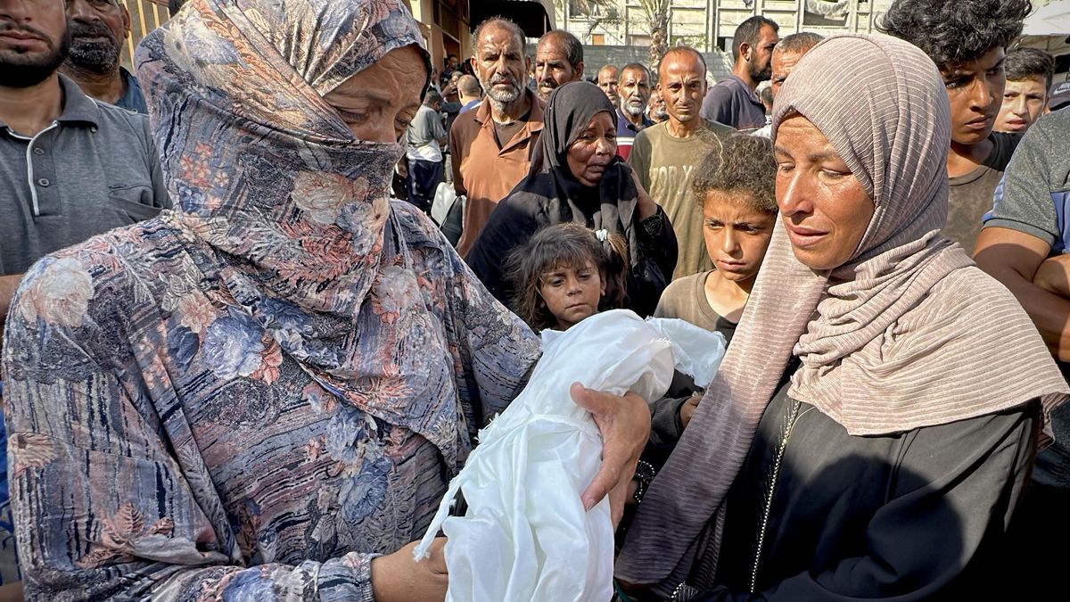 informacion_es's tweet card. Ojos hundidos, tripas hinchadas y brazos diminutos en el único centro pediátrico que trata la desnutrición infantil en el norte de la Franja