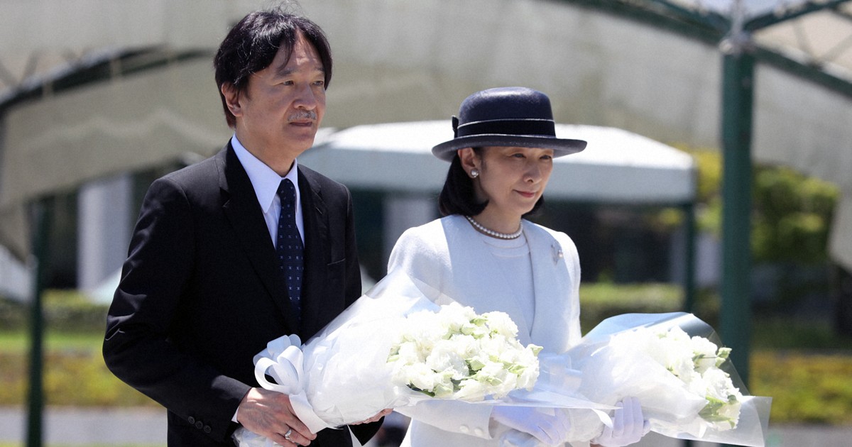 mainichi's tweet card. 　秋篠宮ご夫妻は23日、広島市の平和記念公園で原爆慰霊碑に供花された。全国高校総合体育大会（インターハイ）の総合開会式に出席するための広島訪問。24日の開会式を前に原爆の犠牲者を追悼し、平和の大切さを国内外に広める活動を続ける若者と交流した。