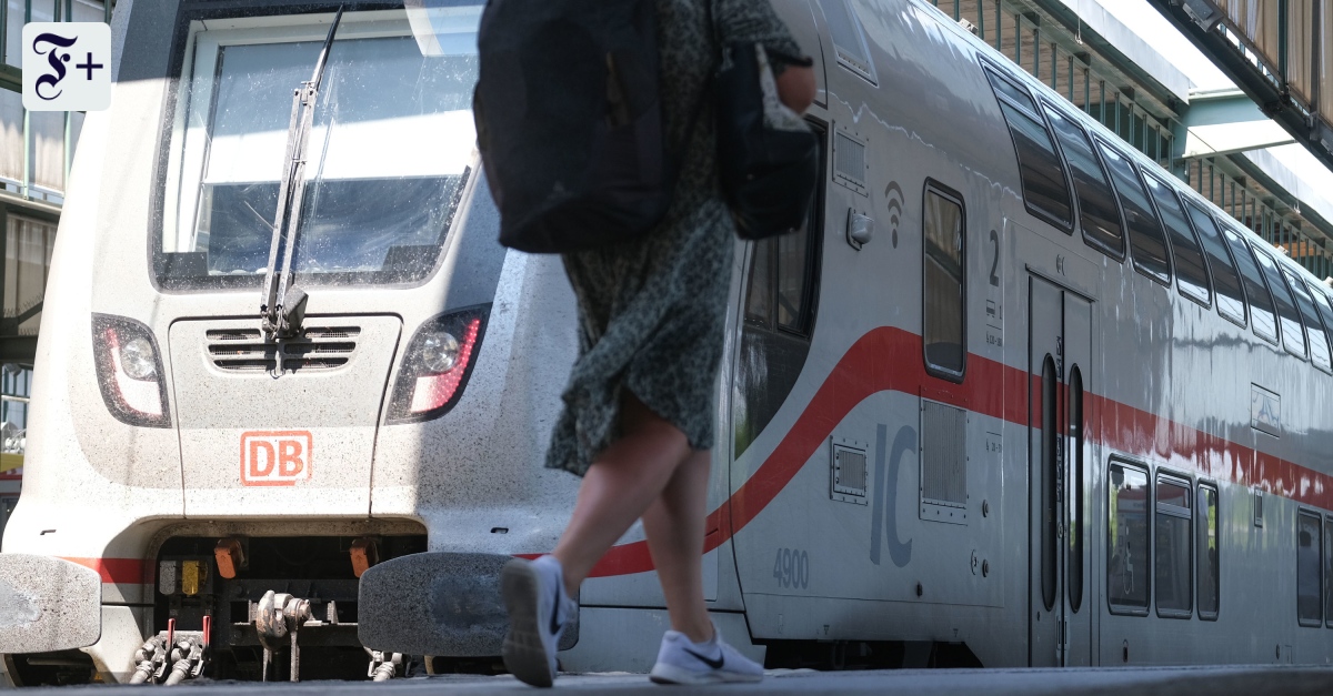 FAZ_Feuilleton's tweet card. Die Sanierung der Strecke zwischen Hamburg und Berlin und das Endlosprojekt „Stuttgart 21“ zeigen an, was bei der Deutschen Bahn schief läuft. Man denkt, es könnte schlimmer nicht werden. Doch jetzt...