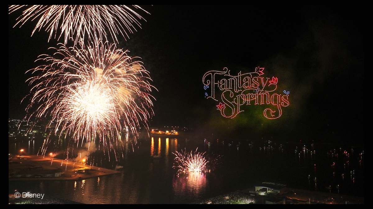 dronejournal_jp's tweet card. 　東京ディズニーリゾートは、「東京ディズニーリゾート・スペシャルドローンショー」を、夏以降に開催される全国数か所の花火大会で2025年も実施する。