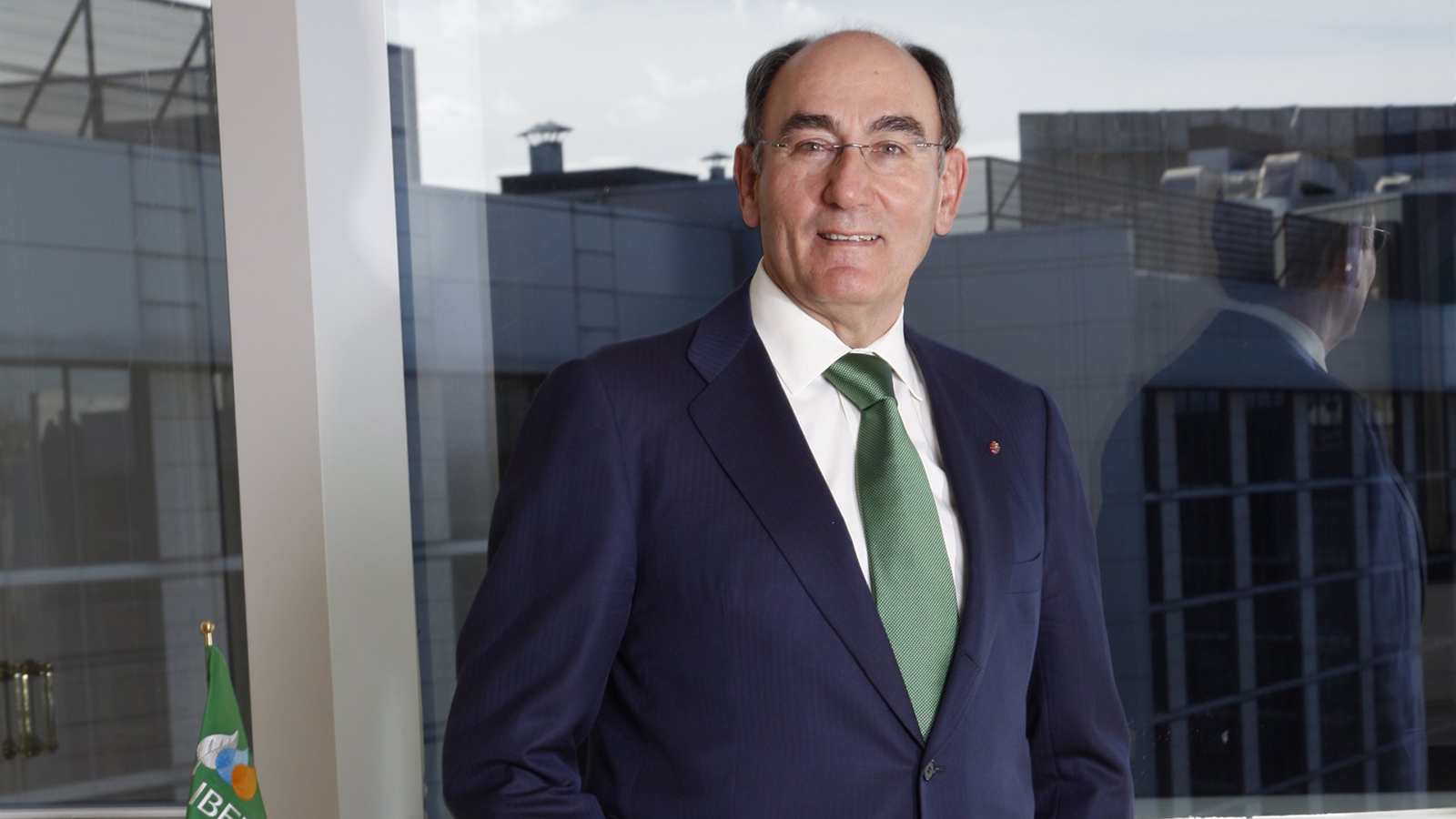 iberdrola's tweet card. La compañía prevé acabar el año con un aumento de dos dígitos respecto al beneficio neto ajustado de 2024.