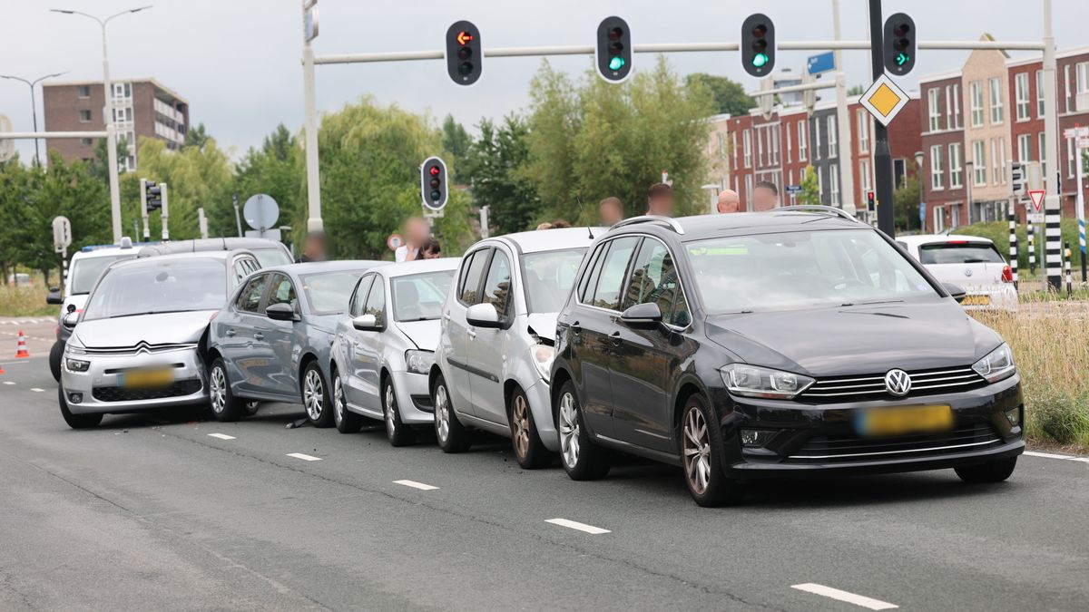 omroepwest's tweet card. Meerdere auto's zijn woensdagochtend op elkaar gebotst in Rijswijk. De kettingbotsing gebeurde even voor 10.00 uur op de Prinses Beatrixlaan bij de kruising met de Laan van Het Haantje.