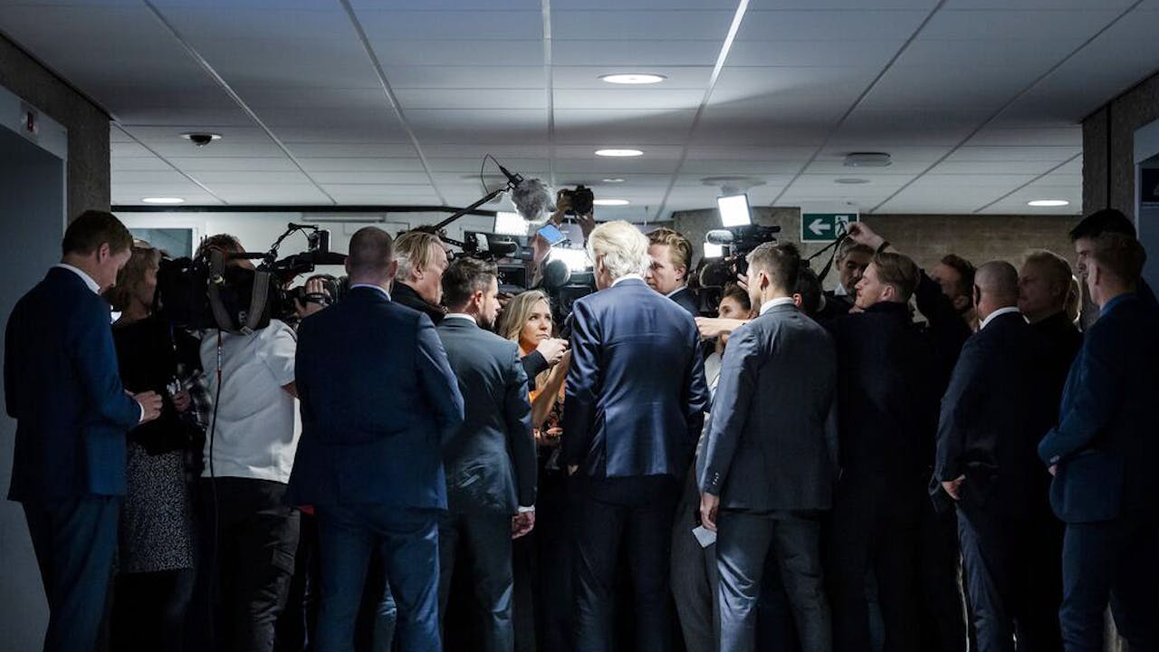 FMG_UvA's tweet card. Exact een jaar geleden won de PVV de verkiezingen. Sindsdien bepaalt de partij in hoge mate het debat en de agenda, in een politiek klimaat dat steeds verder verhardt. ‘We zijn 22 november op het...