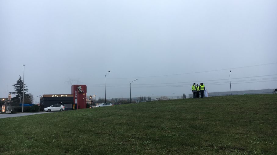 SARcomtedeParis's tweet card. Malgré une mobilisation en baisse samedi 15 décembre, les "gilets jaunes" de l'Essonne ne baissent pas les bras et se repolitisent autour du référendum d'initiative citoyenne.