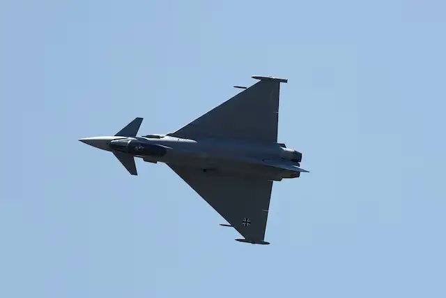 medyascope's tweet card. Almanya, Türkiye’ye 40 Eurofighter savaş uçağı satışını kabul etti. MSB, Mutabakat Zaptı imzaladıklarını duyurdu. Ayrıntılar haberimizde.