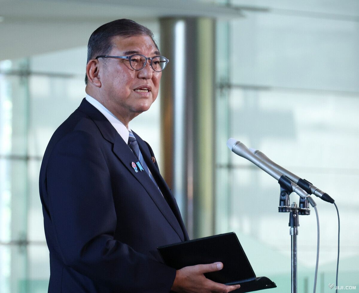 jijicom's tweet card. 石破茂首相は２３日、日米関税交渉の合意を受け、首相官邸で記者団に「対米貿易黒字を抱える国の中で最も低い数字だ」と成果を強調した。自身のＸ（旧ツイッター）には「（トランプ）大統領と共に、日米の新たな黄金時代を築く」と投稿した。一方、立憲民主党の野田佳彦代表は「日本経済にマイナス」などと批判した。