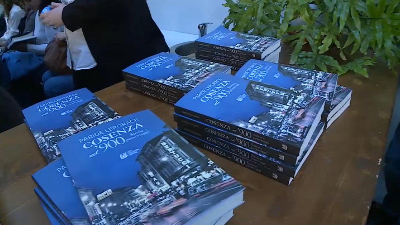 pleporace's tweet card. Il volume presentato nella terrazza della casa editrice Pellegrini. Assieme allo scrittore, il cantautore Dario Brunori