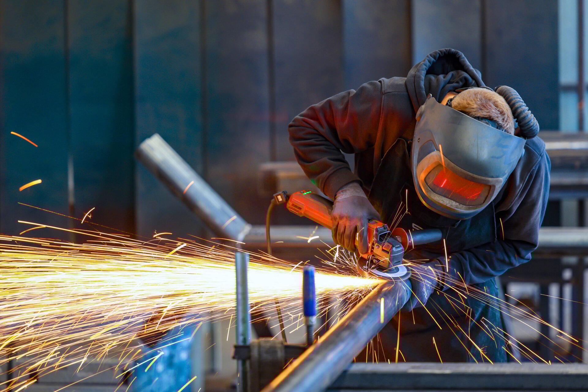 apollo_news_de's tweet card. Die Metall- und Elektroindustrie steckt tief in der Krise. Stellenkürzungen nehmen Überhand – allein seit Jahresbeginn wurden 60.000 Arbeitsplätze abgebaut. Besserung ist nicht in Sicht, im Gegenteil.