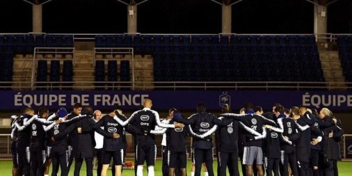chroniquebleue's tweet card. Quatre internationaux français ainsi que deux figures du banc de l'équipe de France, nous ont quittés depuis le 1er novembre 2023. A l'occasion de la Toussaint 2024, nous leur rendons hommage.