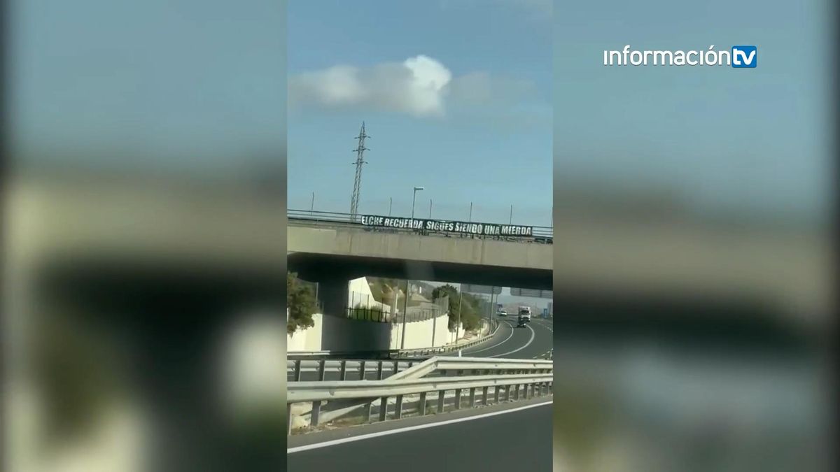 informacion_es's tweet card. ¿Está bien construida la frase? ¿Transmite realmente lo que pretendía el responsable del cartel? La respuesta es que no