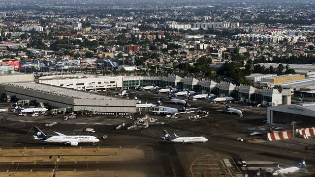 KETV's tweet card. A Delta flight aborted takeoff as an AeroMéxico plane landed in front of it in Mexico City