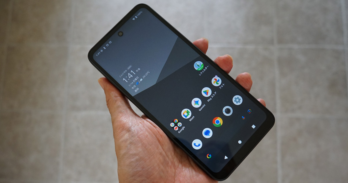 kakakucom's tweet card. 安価なタフネス！ AIも使えるお手軽スマホ「AQUOS wish5」をレビューします。