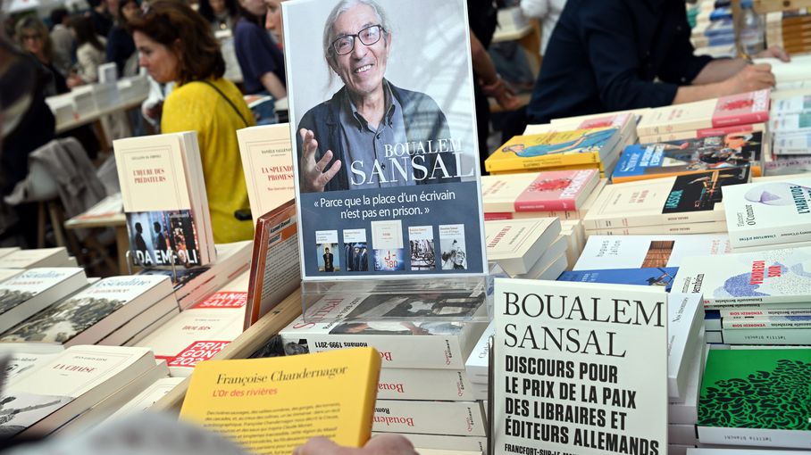 LePeupleDesMots's tweet card. Après l'emprisonnement de Boualem Sansal, les mandats d'arrêt contre Kamel Daoud : alors que le régime algérien pourchasse la littérature, revenons sur les liens entre les lettres et la musique...
