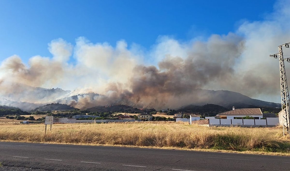 EPsucesos's tweet card. El incendio forestal declarado desde la tarde de este martes en la Sierra de Córdoba, que se encuentra...