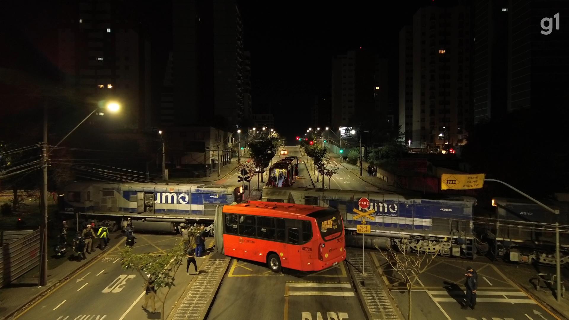 g1's tweet card. Nove pessoas foram encaminhadas a hospitais de Curitiba e Região Metropolitana com ferimentos considerados leves a moderados. Caso aconteceu no bairro Cabral, na noite de terça-feira (22).